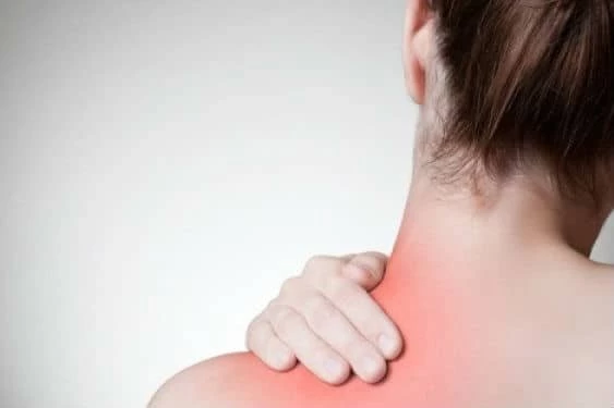 Πονάς στον αυχένα; Η άσκηση που θα φέρει ανακούφιση σε 1 λεπτό!